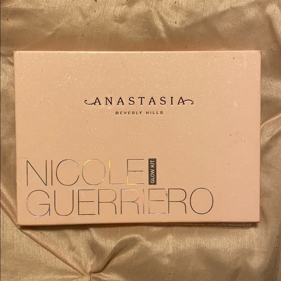 Anastasia Beverly Hills Glow Kit - Picture 6 of 7